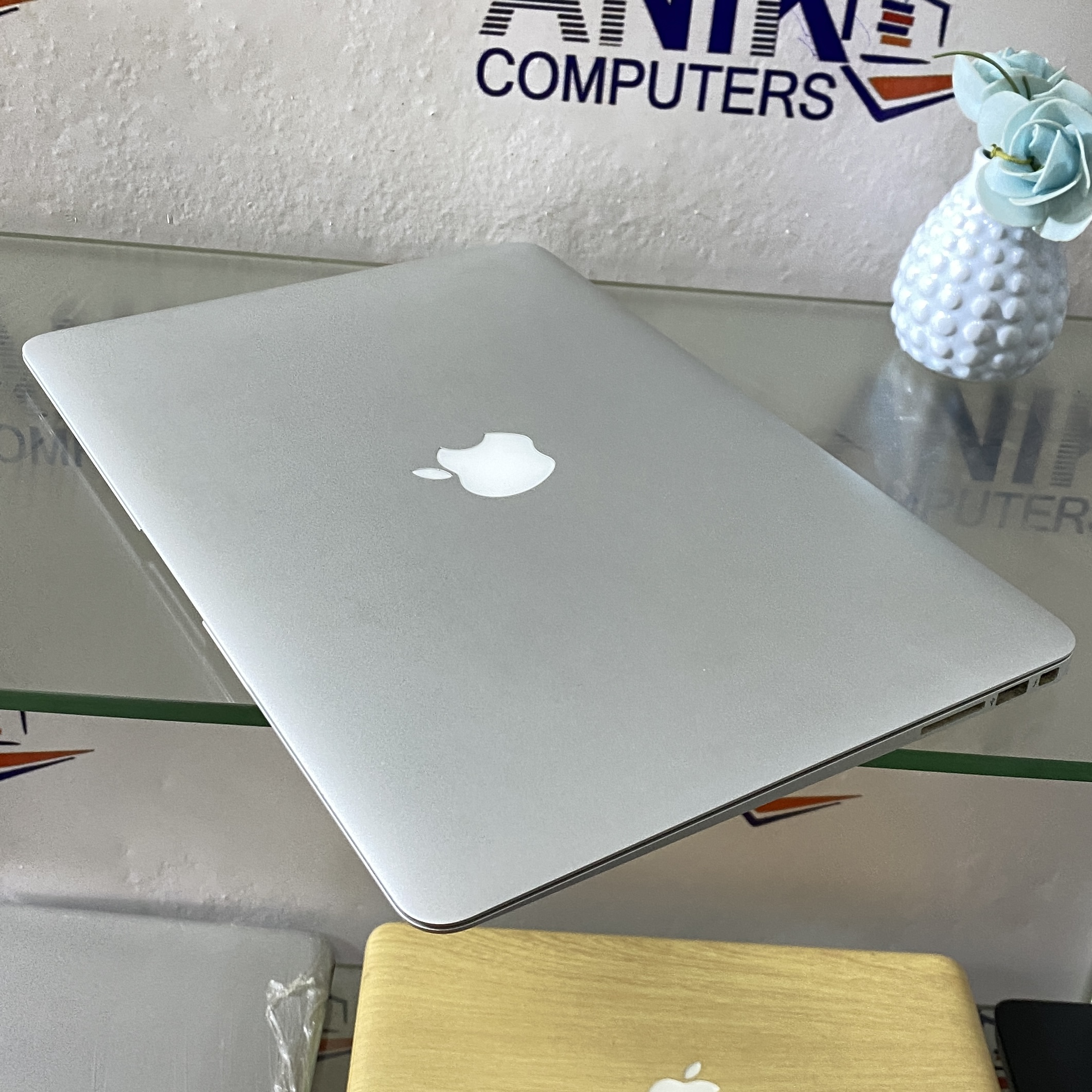 Apple MacBook Air - Intel Core i7 - 512gb SSD Storage - 8gb Ram - Keyboard  Light
