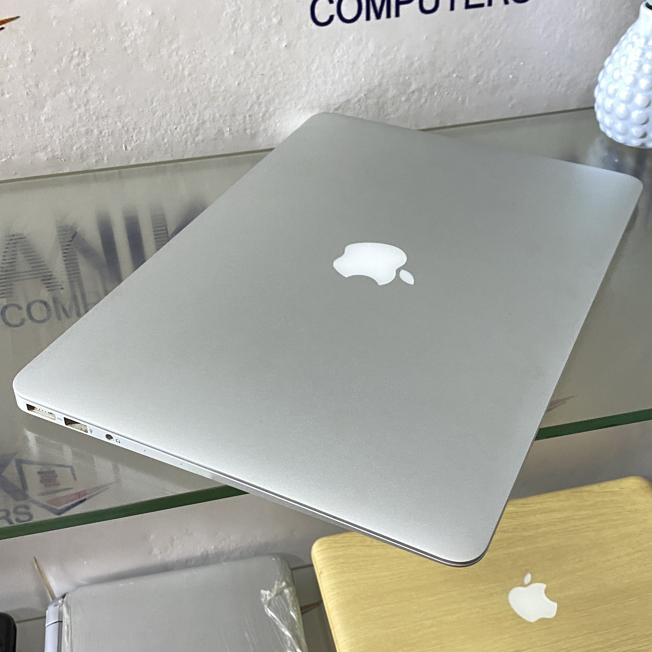 Apple MacBook Air - Intel Core i7 - 512gb SSD Storage - 8gb Ram - Keyboard  Light